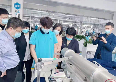 Member companies observe the intelligent clothing production line on site, learn from each other, and speed up the pace of intelligent transformation